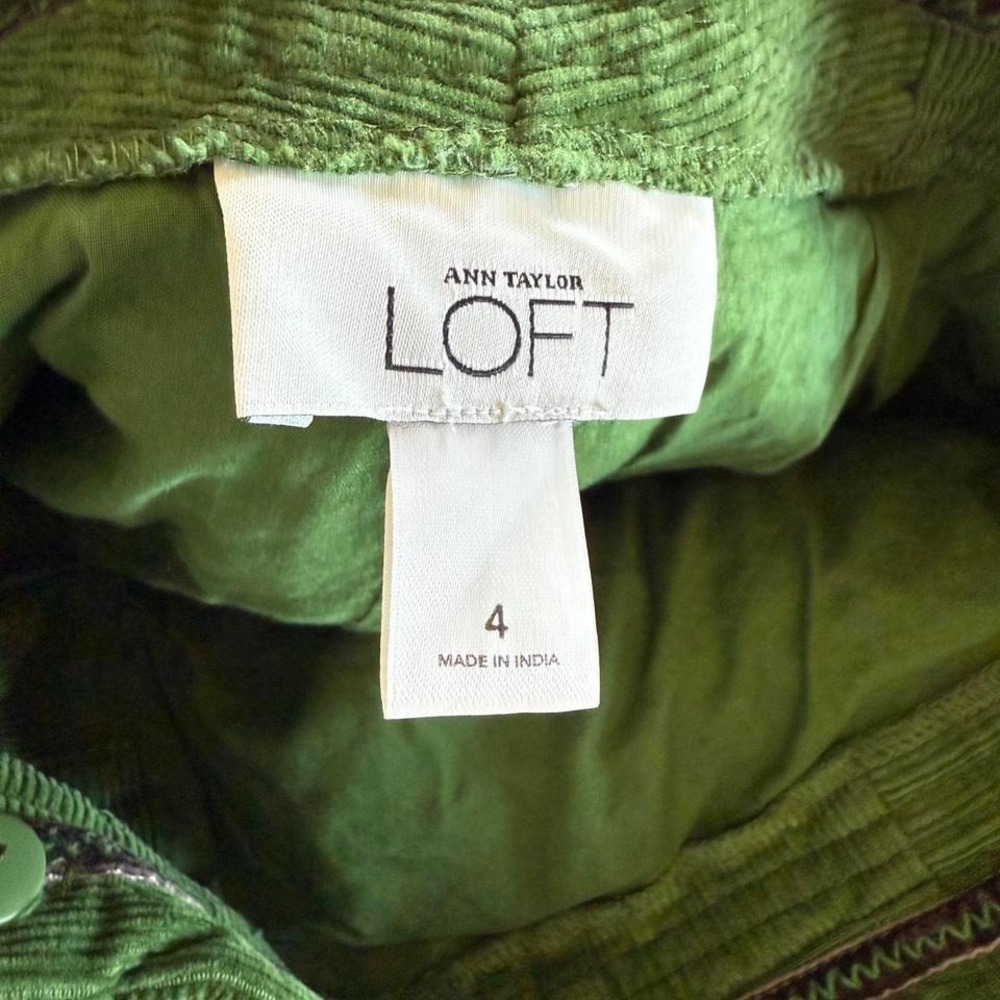 Ann Taylor Loft size 4 four green corduroy mini skirt with a back zipper - Picture 4 of 4